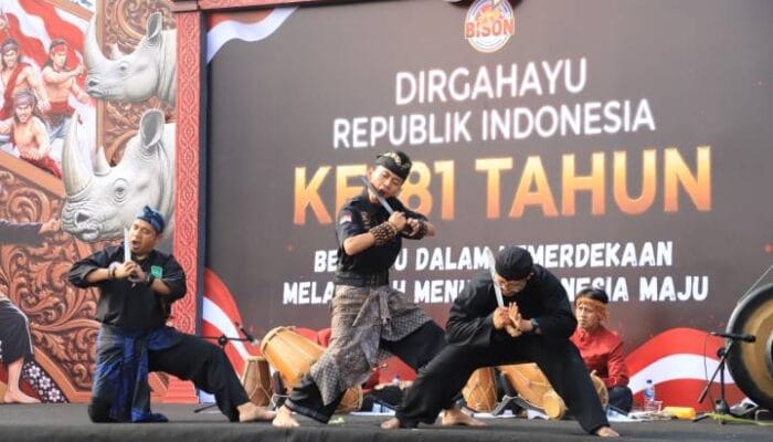 Kirab Merah Putih di Kota Tangerang berlangsung meriah dengan atraksi debus, marching band, tarian tradisional, dan deklarasi kebangsaan.