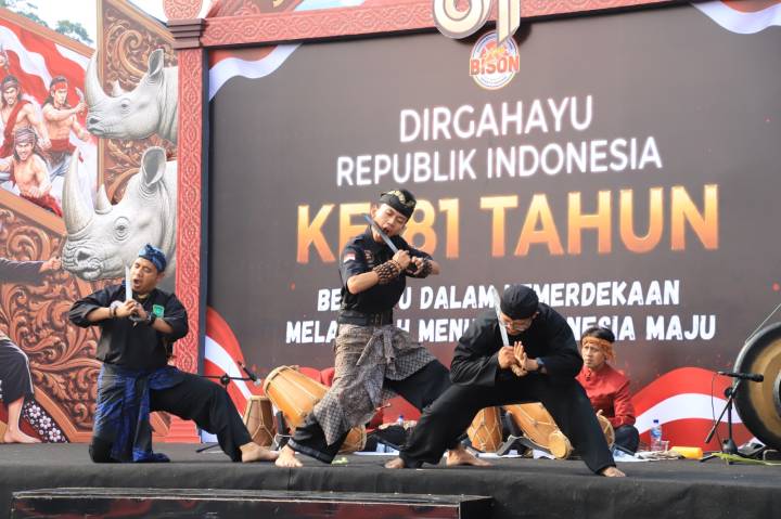 Kirab Merah Putih di Kota Tangerang berlangsung meriah dengan atraksi debus, marching band, tarian tradisional, dan deklarasi kebangsaan.