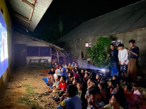 Mahasiswa Kukerta Kelompok 30 UIN SMH Banten Gelar Nobar Jembatan Pensil Bersama Warga Lebak