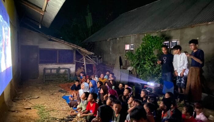 Mahasiswa Kukerta UIN SMH Banten menggelar nobar film Jembatan Pensil sebagai media edukasi dan motivasi pendidikan warga.