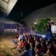 Mahasiswa Kukerta UIN SMH Banten menggelar nobar film Jembatan Pensil sebagai media edukasi dan motivasi pendidikan warga.