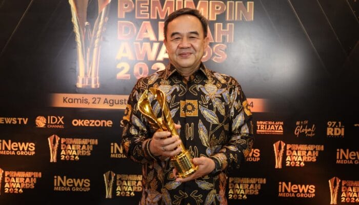 Soma Atmaja menerima penghargaan kategori Pendidikan mewakili Bupati Tangerang dalam ajang Pemimpin Daerah Awards 2026.