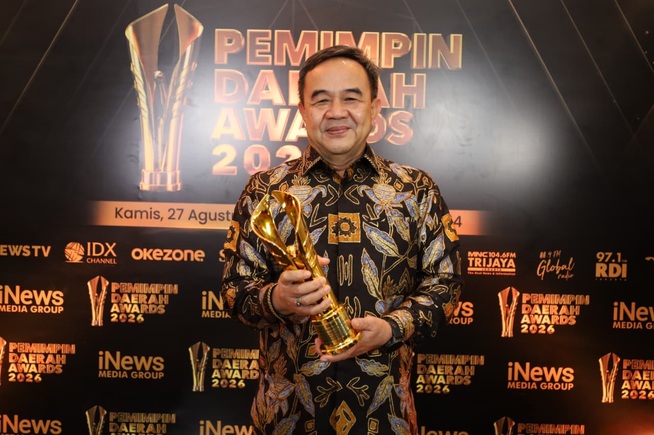 Soma Atmaja menerima penghargaan kategori Pendidikan mewakili Bupati Tangerang dalam ajang Pemimpin Daerah Awards 2026.