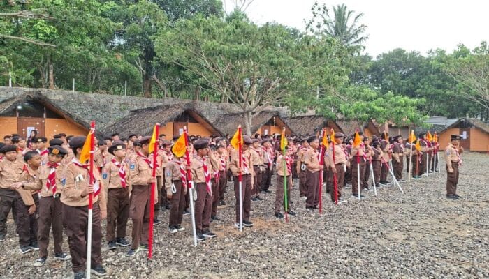 Pramuka MIN 1 Kota Cilegon di Bumi Perkemahan MBS melibatkan mahasiswa PLP UIN SMH Banten dalam pembinaan karakter.