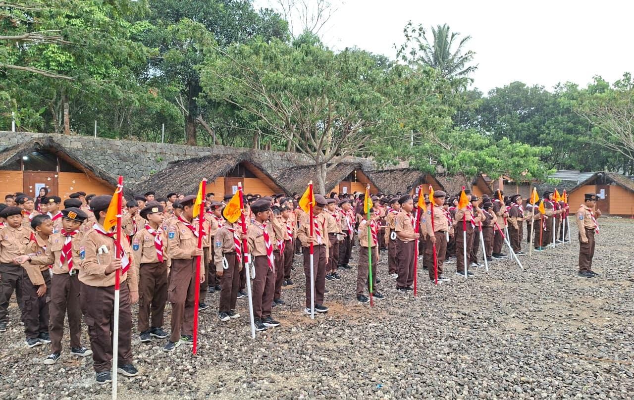 Pramuka MIN 1 Kota Cilegon di Bumi Perkemahan MBS melibatkan mahasiswa PLP UIN SMH Banten dalam pembinaan karakter.