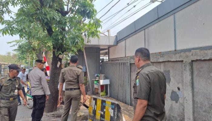 Satpol PP Kota Tangerang mengamankan lapak PKL liar dalam operasi penertiban yang berlangsung lancar dan kondusif.