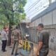 Satpol PP Kota Tangerang mengamankan lapak PKL liar dalam operasi penertiban yang berlangsung lancar dan kondusif.
