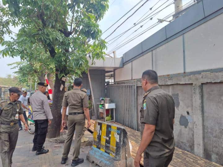 Satpol PP Kota Tangerang mengamankan lapak PKL liar dalam operasi penertiban yang berlangsung lancar dan kondusif.