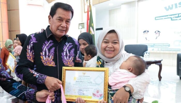 Sebanyak 132 bayi menerima sertifikat Wisuda ASI 2026 sebagai apresiasi pemberian ASI eksklusif di Kabupaten Tangerang.
