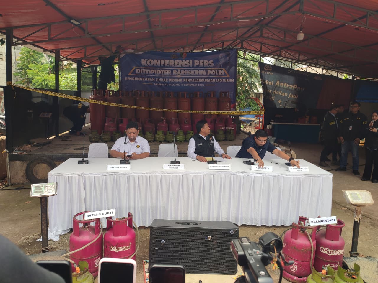 Kasus pengalihan LPG 3 kg bersubsidi ke tabung nonsubsidi di Pondok Aren dibongkar Bareskrim Polri, kerugian negara Rp159 juta.