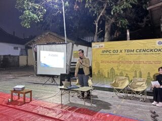 Warga Cengkok mengikuti bedah buku 21 Lessons for the 21st Century yang membahas pendidikan dan tantangan manusia di era AI.