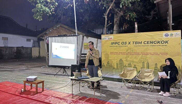 Warga Cengkok mengikuti bedah buku 21 Lessons for the 21st Century yang membahas pendidikan dan tantangan manusia di era AI.