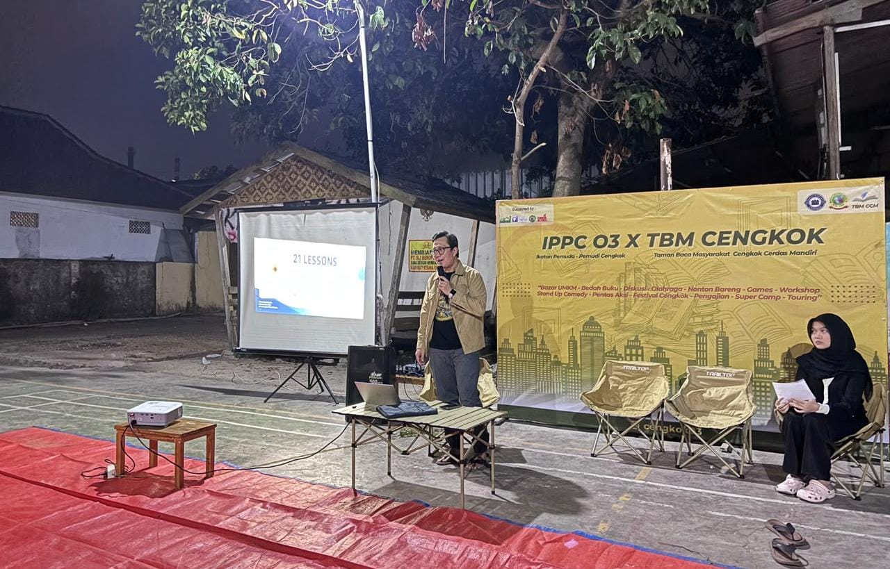 Warga Cengkok mengikuti bedah buku 21 Lessons for the 21st Century yang membahas pendidikan dan tantangan manusia di era AI.