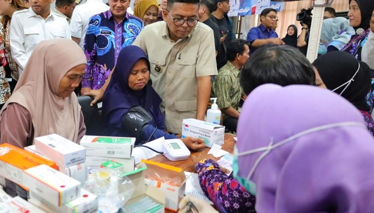 CKG Kabupaten Tangerang lampaui target 1,6 juta pemeriksaan. Andra Soni apresiasi antusiasme warga mengikuti program kesehatan gratis.