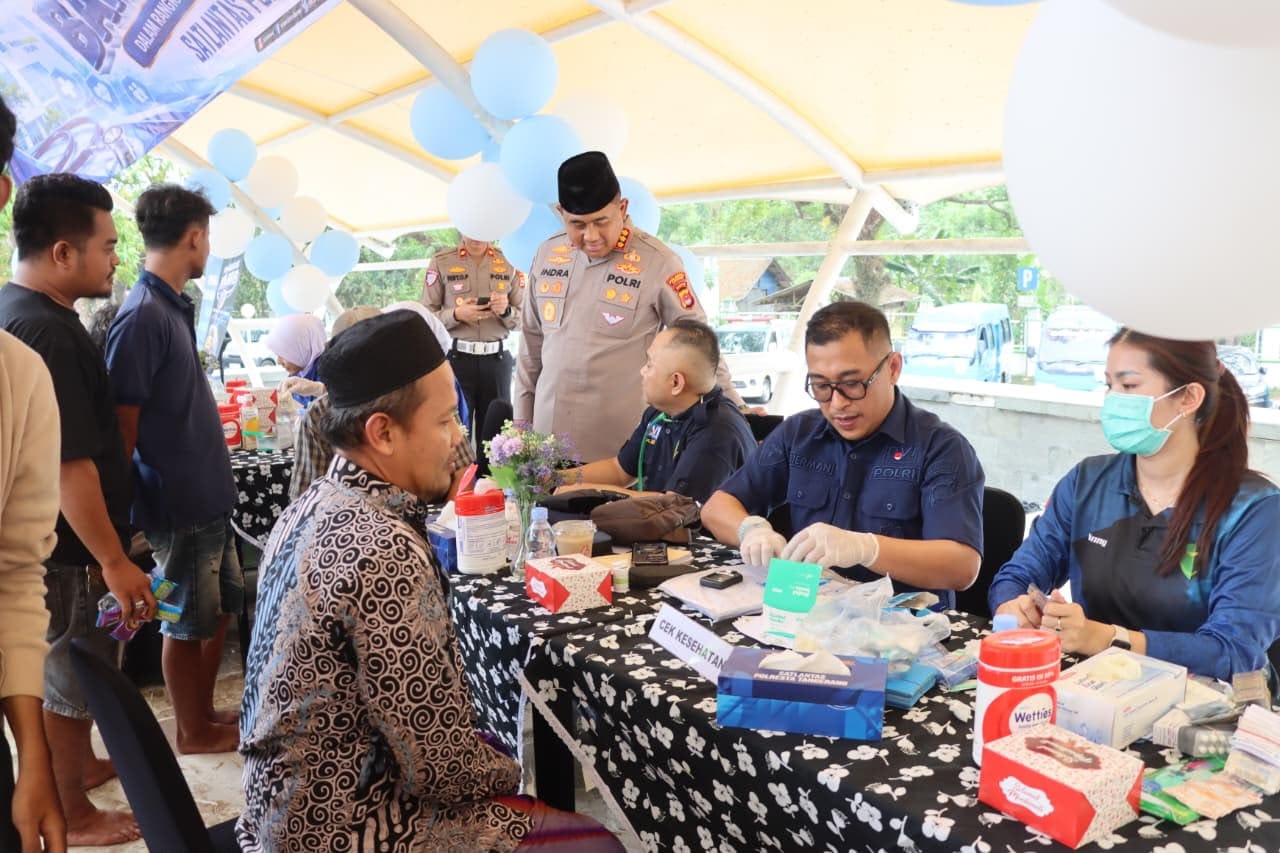 Peringati HUT ke-77 Lalu Lintas, Satlantas Polresta Tangerang membuka layanan kesehatan gratis untuk warga sekitar.