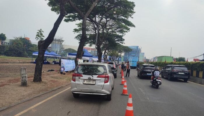 Uji emisi gratis digelar DLH Tangsel di Serpong. Sebanyak 500 kendaraan ditargetkan diperiksa setiap hari untuk menjaga udara.