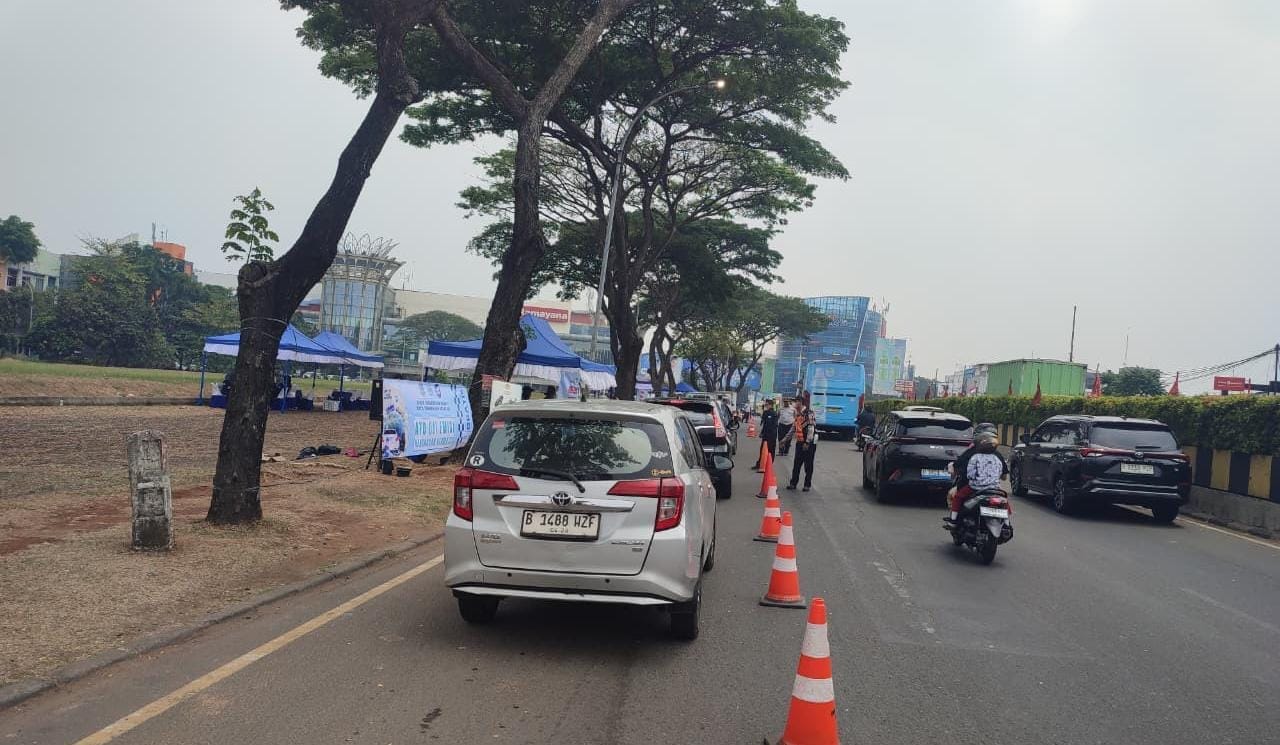 Uji emisi gratis digelar DLH Tangsel di Serpong. Sebanyak 500 kendaraan ditargetkan diperiksa setiap hari untuk menjaga udara.