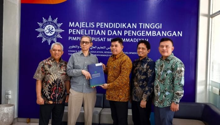 Dr. Warsito resmi memimpin UMT hingga 2029 setelah menerima SK Rektor Definitif dari Majelis Diktilitbang PP Muhammadiyah di Yogyakarta.