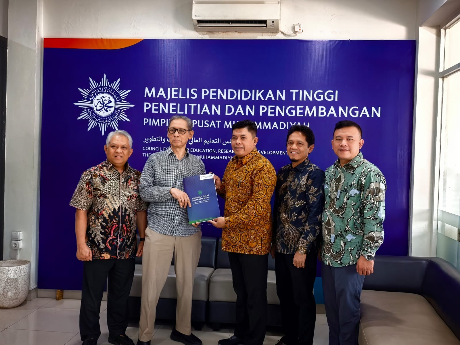 Dr. Warsito resmi memimpin UMT hingga 2029 setelah menerima SK Rektor Definitif dari Majelis Diktilitbang PP Muhammadiyah di Yogyakarta.