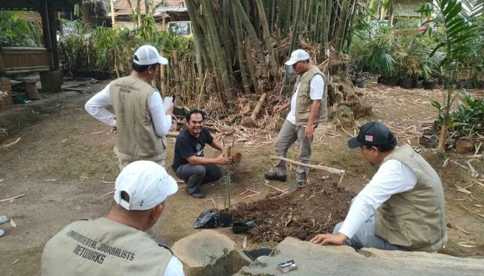 Environmental Journalist Network mempelajari konservasi bambu bersama Ki Jatnika untuk mendorong pelestarian di Kabupaten Tangerang.