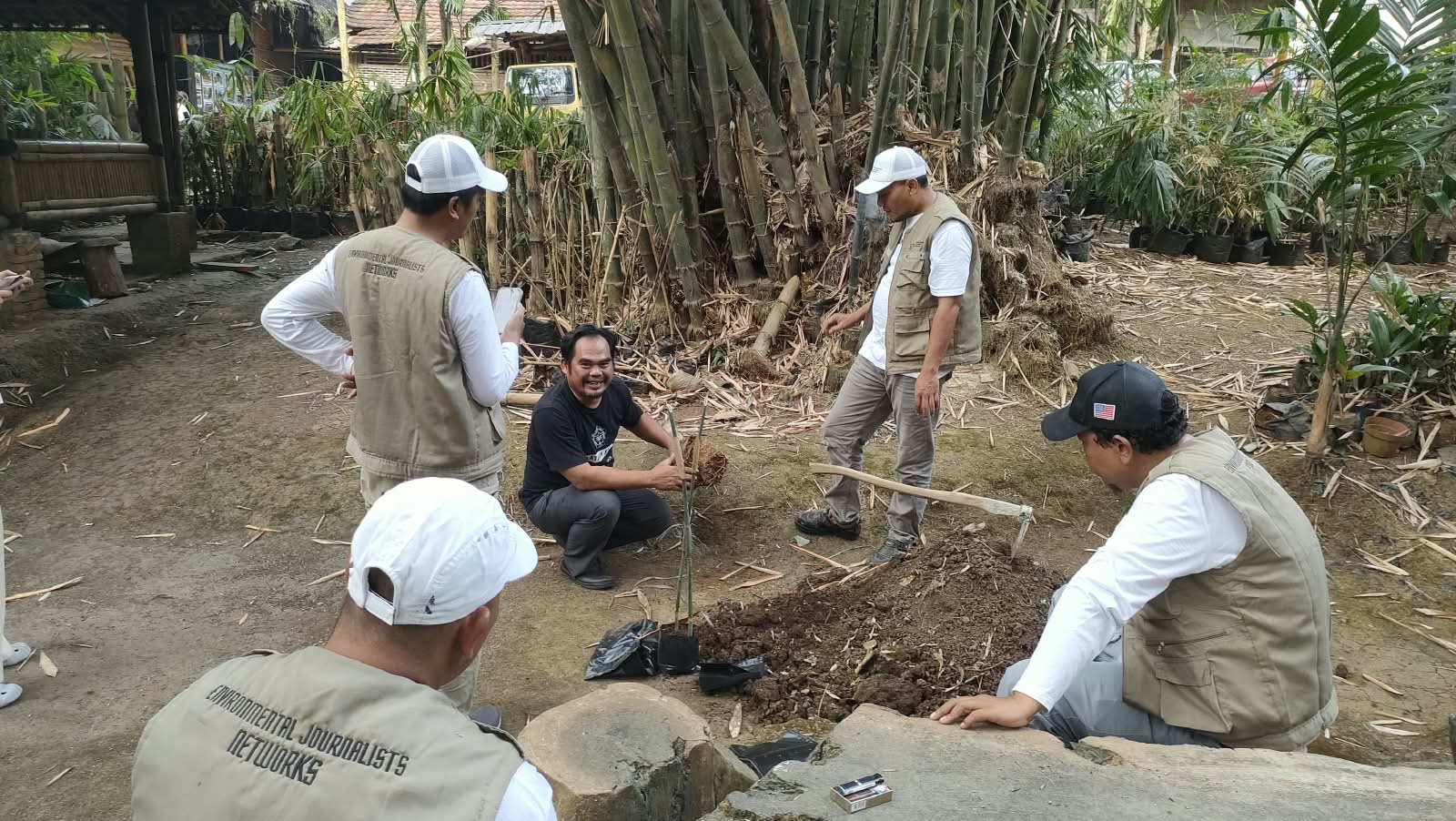 Environmental Journalist Network mempelajari konservasi bambu bersama Ki Jatnika untuk mendorong pelestarian di Kabupaten Tangerang.