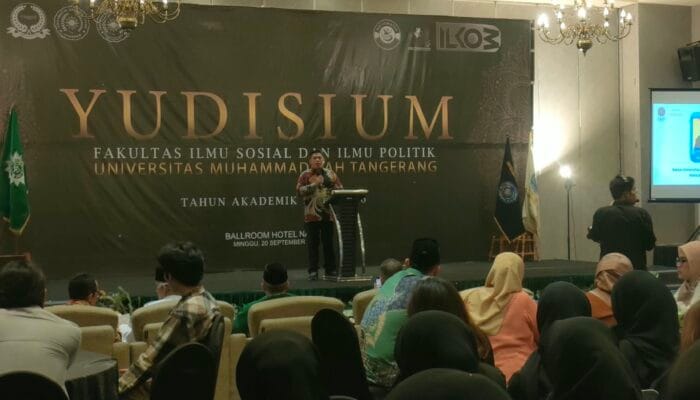 Rektor UMT Dr. Warsito meminta 363 lulusan terus belajar dan adaptif menghadapi perkembangan AI serta mampu memberi dampak bagi masyarakat.