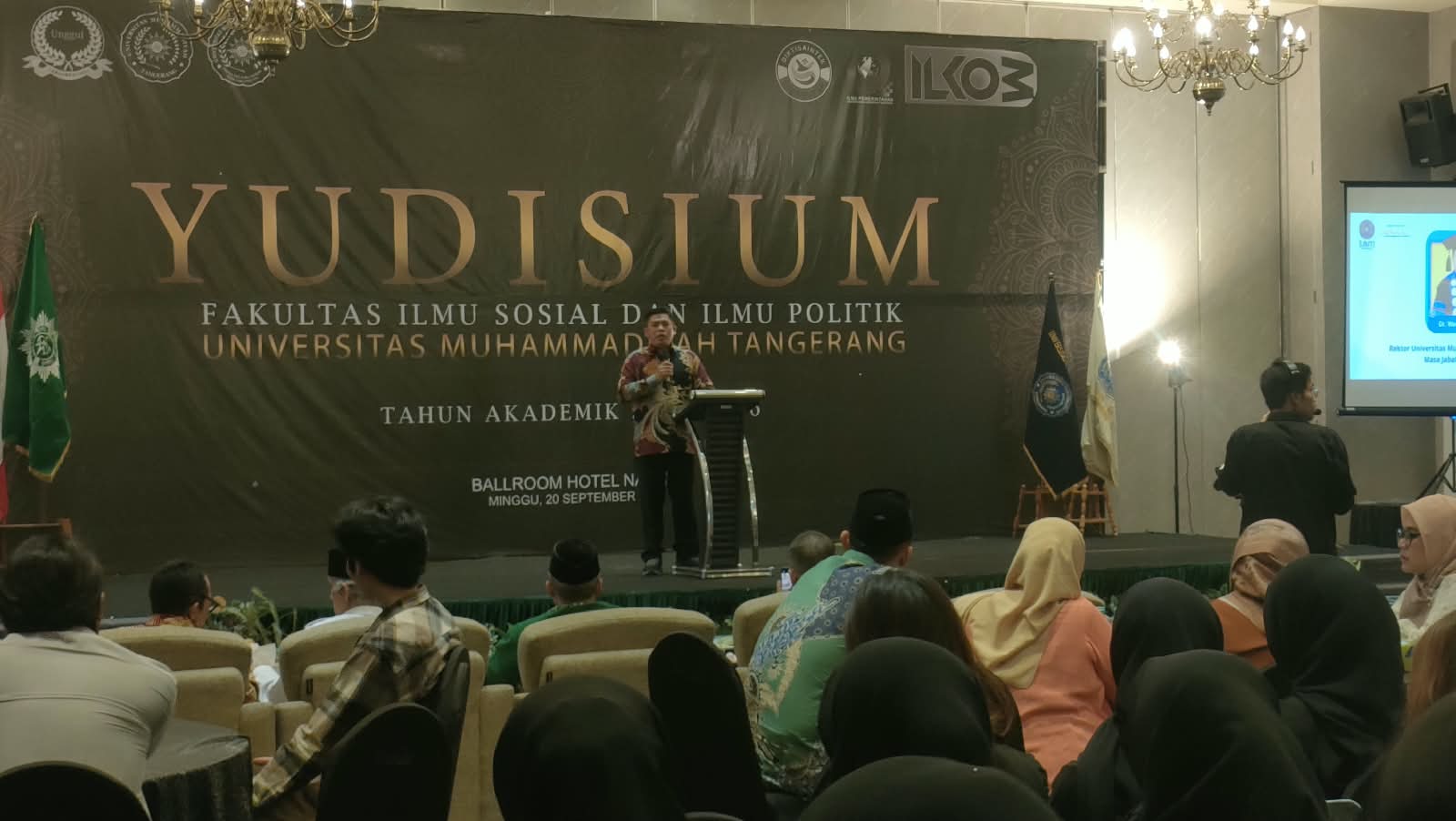 Rektor UMT Dr. Warsito meminta 363 lulusan terus belajar dan adaptif menghadapi perkembangan AI serta mampu memberi dampak bagi masyarakat.