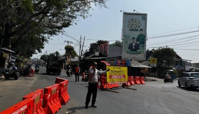 Rekayasa lalu lintas mulai diterapkan di Jalan Iskandar Muda Tangerang dengan skema buka-tutup sesuai kebutuhan pekerjaan.