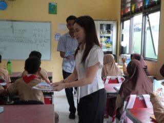 Maria Teresa Soroti Kebutuhan Dasar Pendidikan, 5.000 Buku Tulis Disalurkan ke Pelajar
