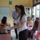 Maria Teresa menyoroti kebutuhan dasar pendidikan dengan menyalurkan 5.000 buku tulis bagi pelajar di sejumlah lembaga pendidikan.