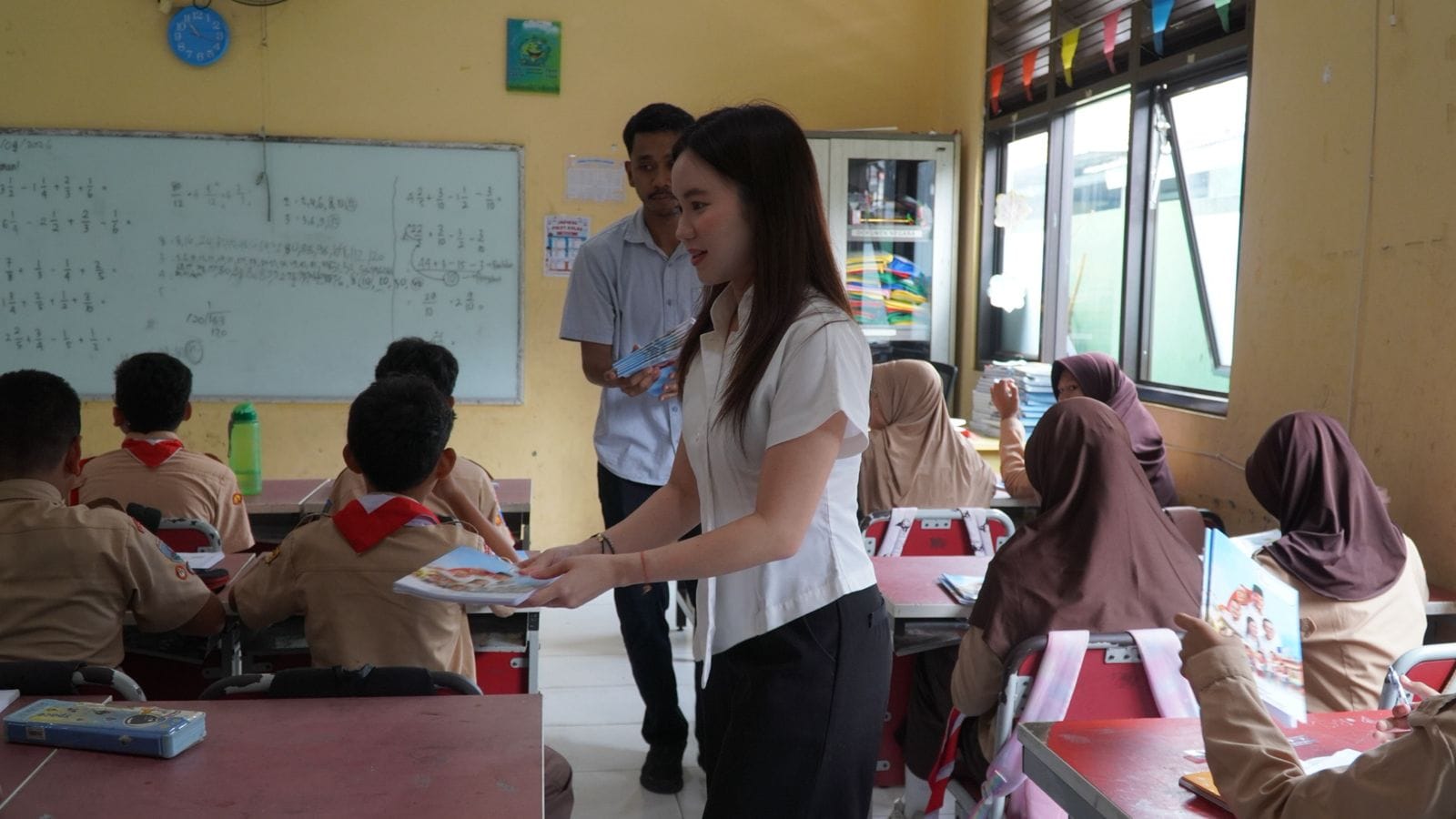 Maria Teresa menyoroti kebutuhan dasar pendidikan dengan menyalurkan 5.000 buku tulis bagi pelajar di sejumlah lembaga pendidikan.
