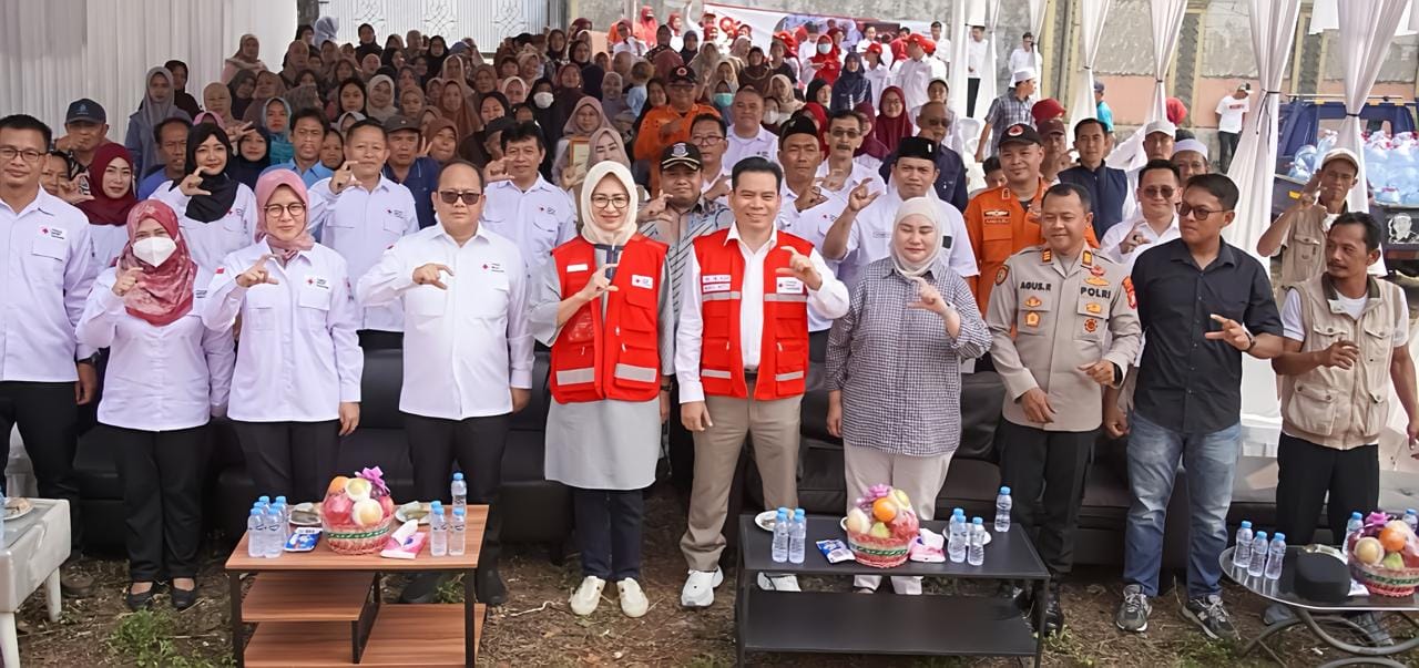 HUT ke-81 PMI Tangsel diisi aksi sosial, termasuk penyaluran air bersih untuk membantu warga yang terdampak kekeringan di Keranggan.