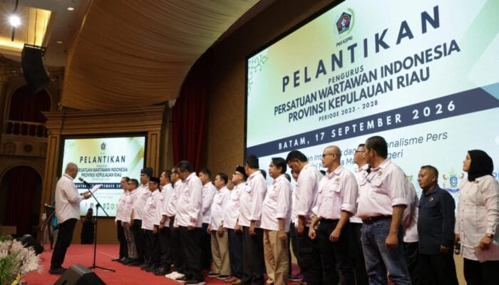 PWI Kepri resmi melanjutkan kepengurusan 2023–2028. Akhmad Munir meminta wartawan tetap mengutamakan verifikasi di era AI.