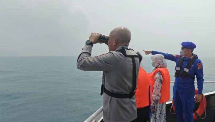 Polda Banten dan tim SAR gabungan menyisir perairan Pulau Sertung untuk mencari lima jurnalis KM Arupadatu 1.