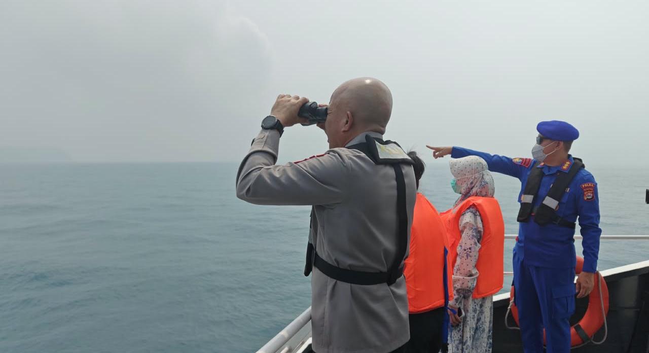 Polda Banten dan tim SAR gabungan menyisir perairan Pulau Sertung untuk mencari lima jurnalis KM Arupadatu 1.