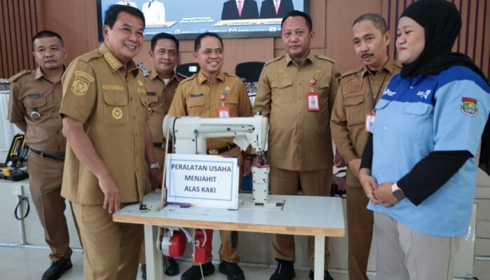 Maesyal Rasyid menekankan pentingnya kemandirian ekonomi saat bantuan peralatan usaha diberikan kepada wirausahawan baru Tangerang.