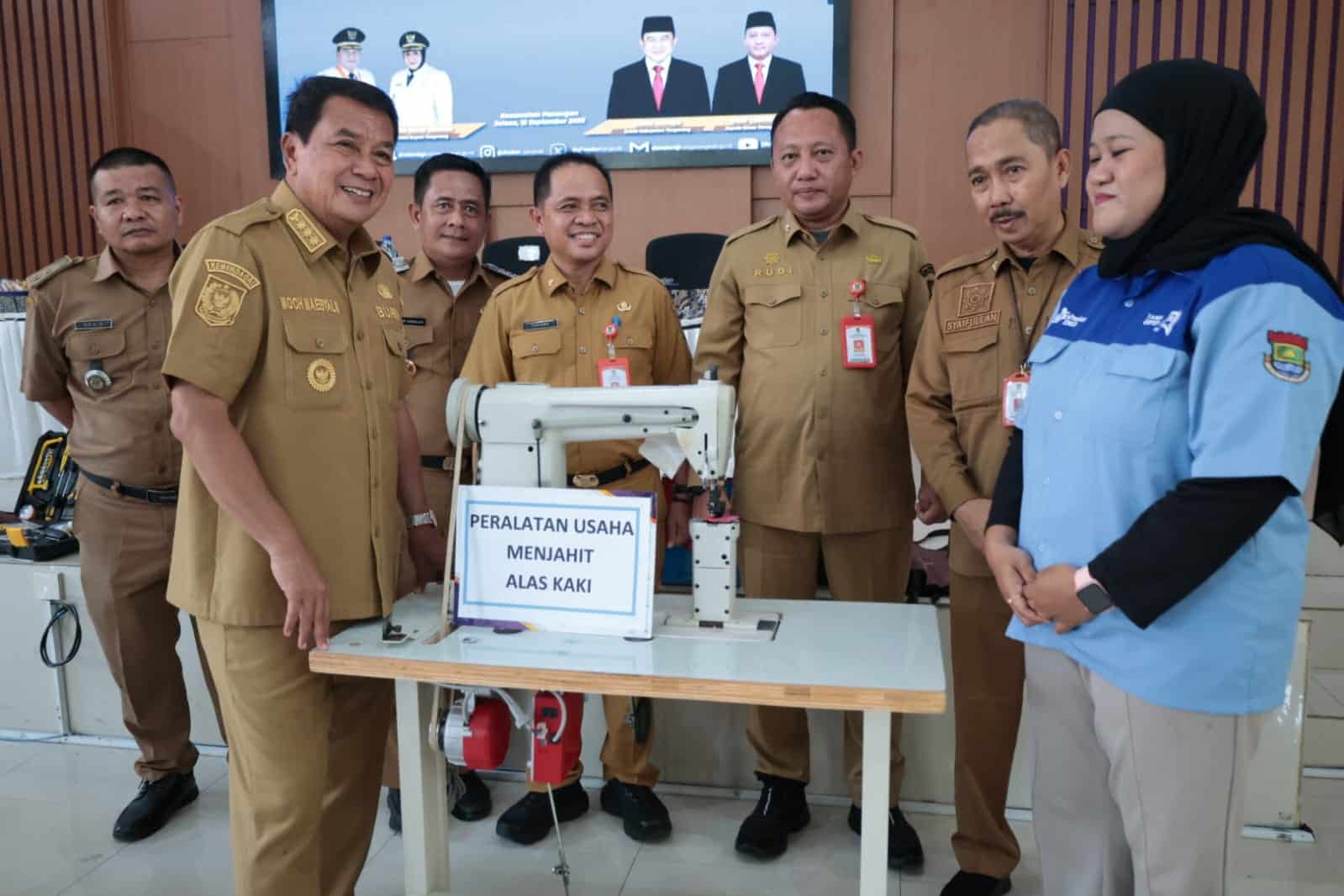 Maesyal Rasyid menekankan pentingnya kemandirian ekonomi saat bantuan peralatan usaha diberikan kepada wirausahawan baru Tangerang.