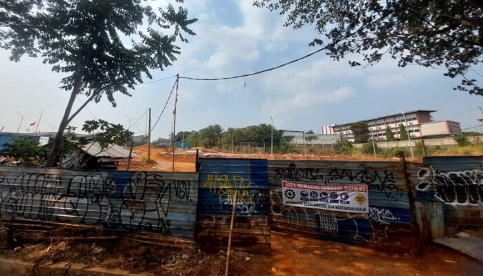 Pemkot Tangsel meminta pengelola pool taksi listrik di Serua menuntaskan seluruh perizinan sebelum pembangunan kembali dilanjutkan.