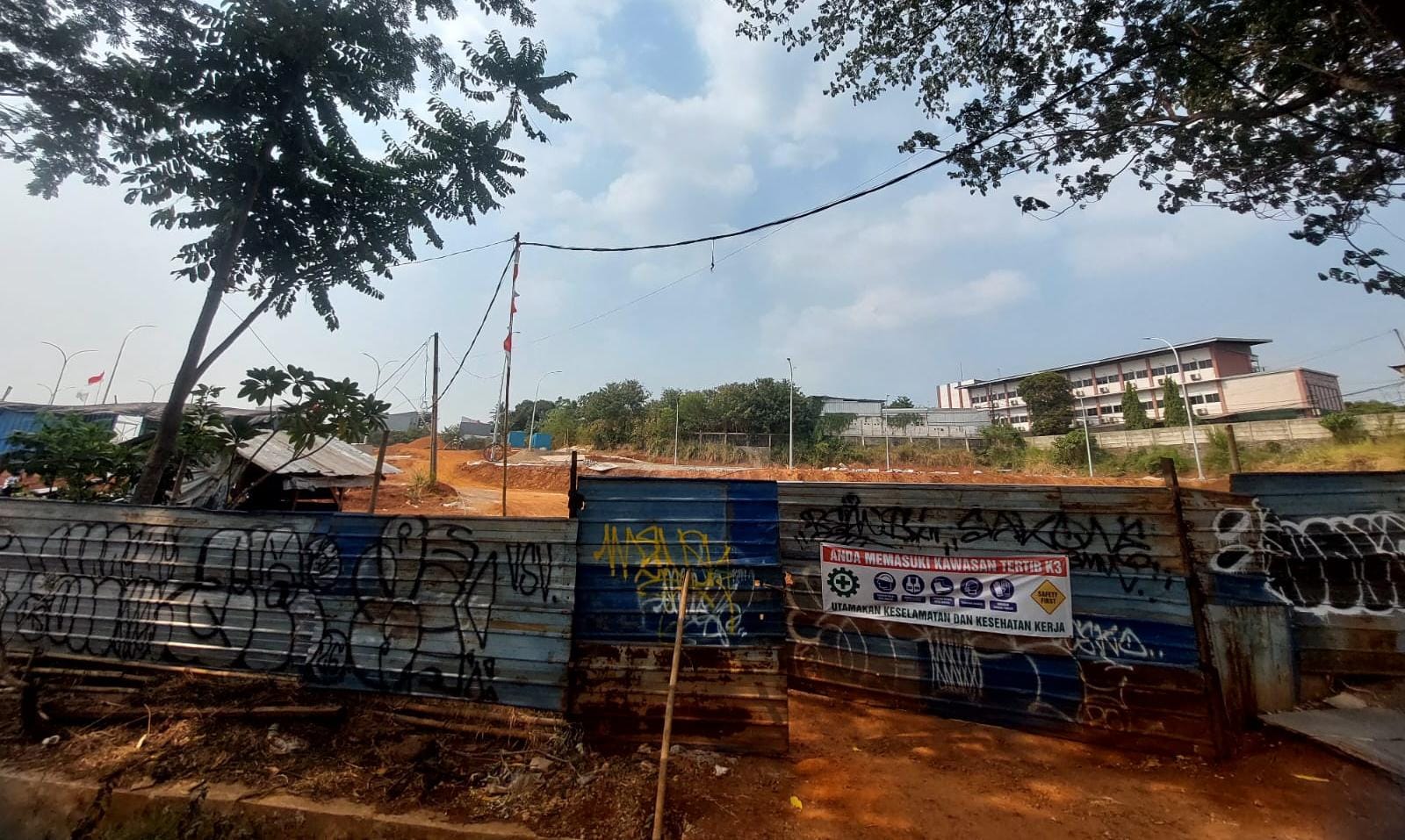 Pemkot Tangsel meminta pengelola pool taksi listrik di Serua menuntaskan seluruh perizinan sebelum pembangunan kembali dilanjutkan.