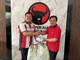 Gunung Anak Krakatau masih erupsi, Tim Banteng Banten bersama Abraham Garuda Laksono salurkan 5.000 masker bagi masyarakat.