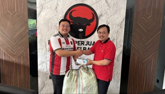 Gunung Anak Krakatau masih erupsi, Tim Banteng Banten bersama Abraham Garuda Laksono salurkan 5.000 masker bagi masyarakat.