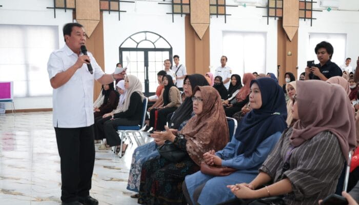 Pemkab Tangerang menyalurkan bantuan Rp2,65 miliar kepada 930 penerima melalui program BST dan Usaha Ekonomi Produktif.