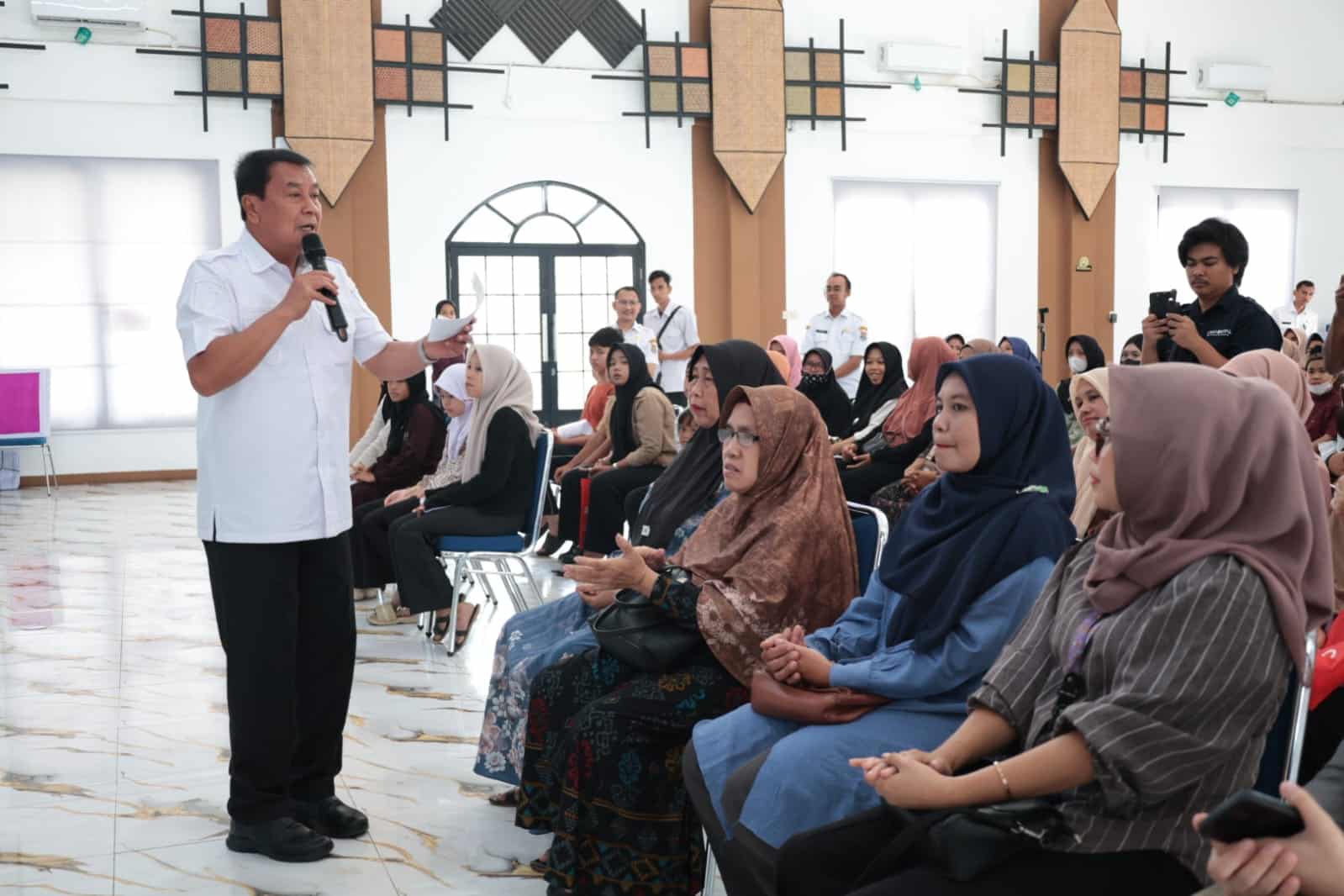 Pemkab Tangerang menyalurkan bantuan Rp2,65 miliar kepada 930 penerima melalui program BST dan Usaha Ekonomi Produktif.