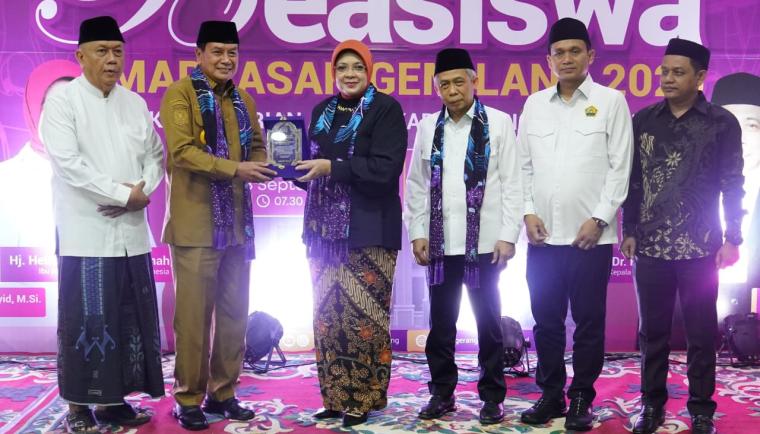 Pemkab Tangerang menghibahkan dana kepada Kemenag untuk program beasiswa bagi 40 guru madrasah di Kabupaten Tangerang.