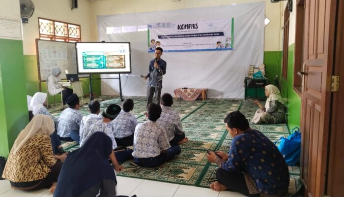Edukasi literasi digital di SMP Islam Al-Hikmah Tangsel membahas cyberbullying, keamanan digital, etika, hingga penggunaan AI.