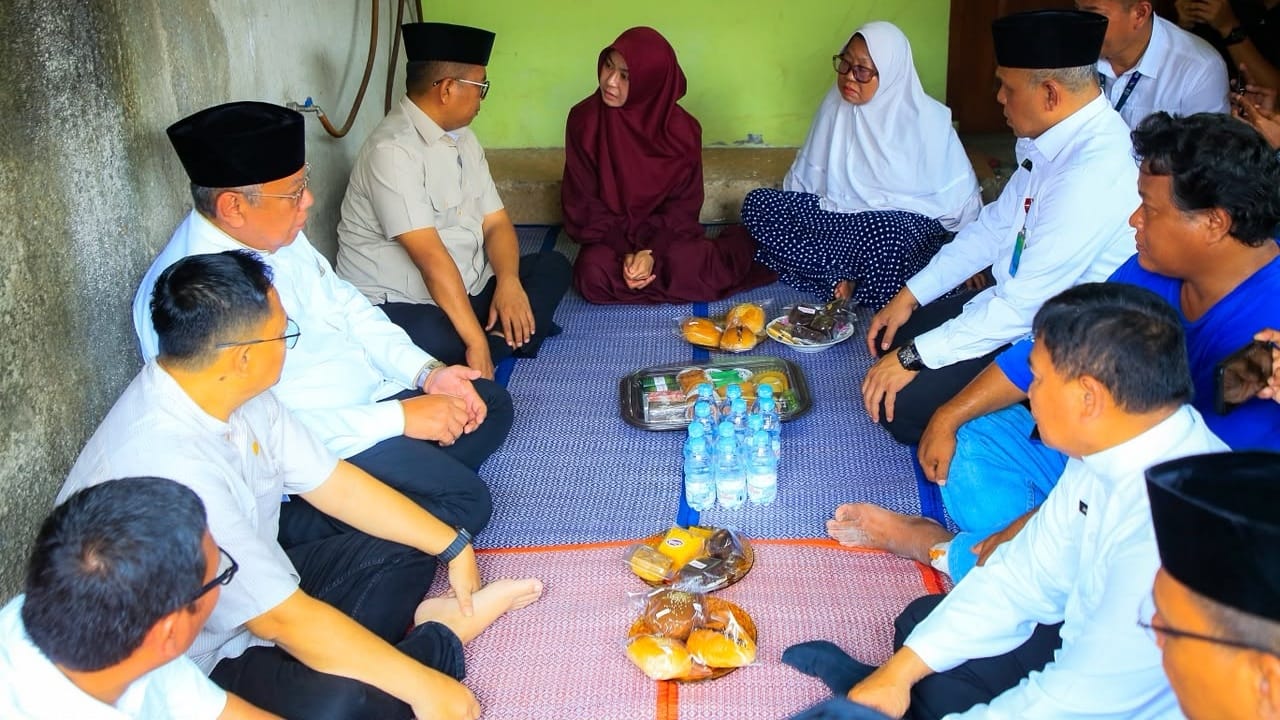 Tujuh orang rombongan KM Arupadhatu I masih dicari. Benyamin Davnie dampingi Andra Soni temui keluarga Donal Husni.