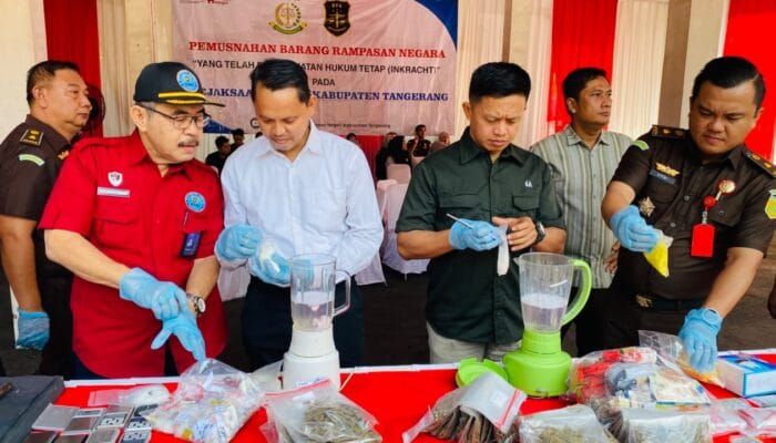 Kejari Kabupaten Tangerang musnahkan barang bukti 144 perkara, termasuk 664 gram sabu, ganja, tembakau sintetis, dan puluhan ribu obat keras.