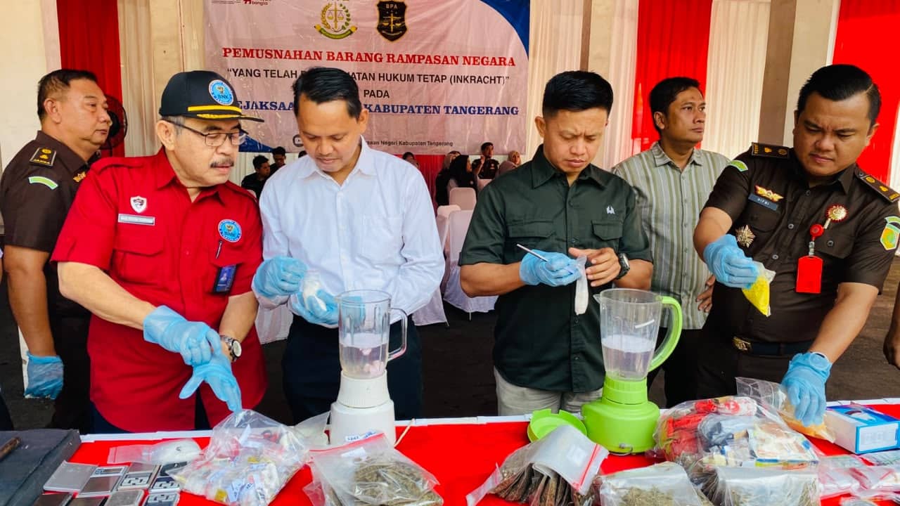 Kejari Kabupaten Tangerang musnahkan barang bukti 144 perkara, termasuk 664 gram sabu, ganja, tembakau sintetis, dan puluhan ribu obat keras.