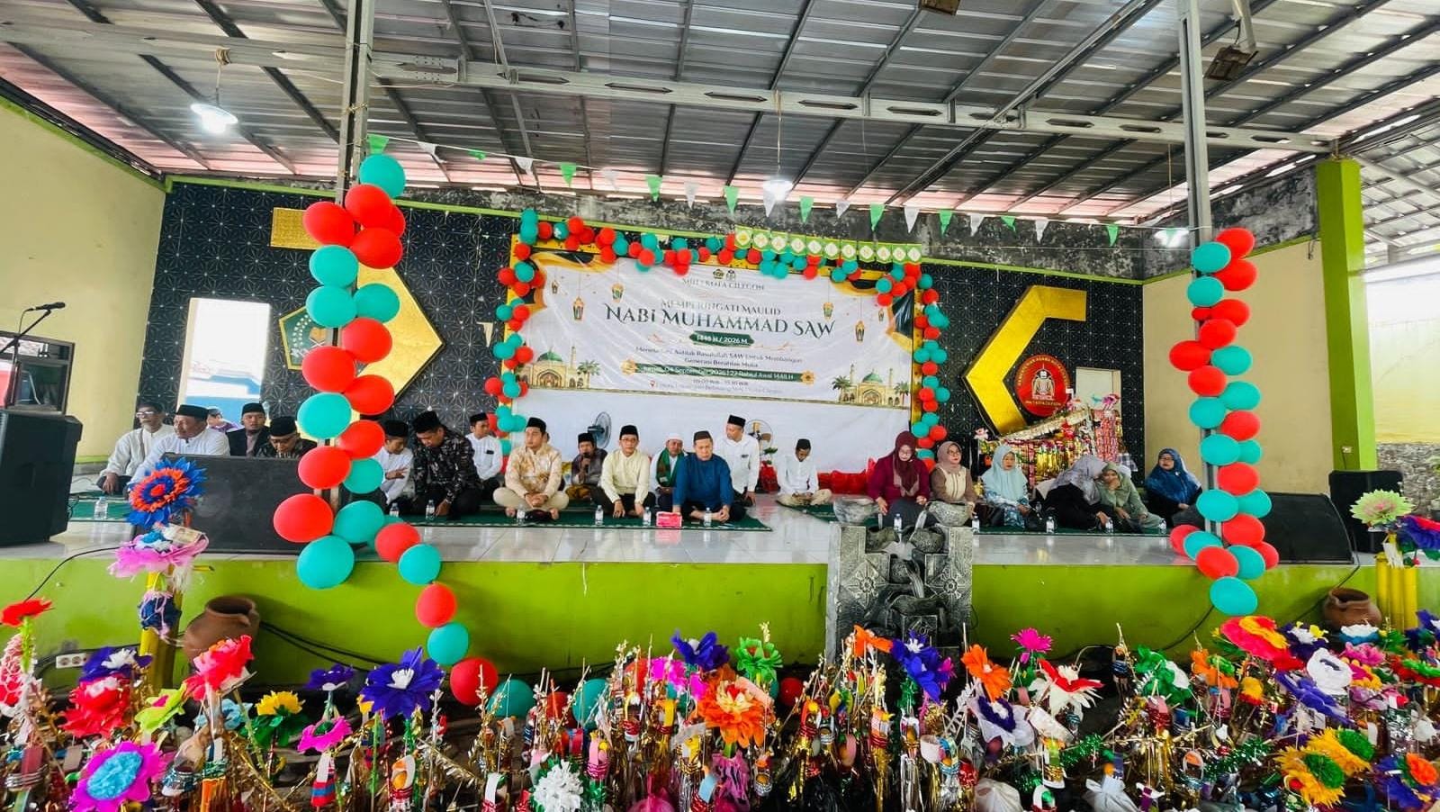 MIN 1 Kota Cilegon menggelar peringatan Maulid Nabi bersama mahasiswa PLP Integratif UIN SMH Banten Kelompok 34.