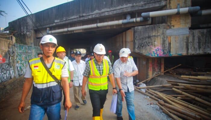 Pemkot Tangsel membangun turap dan jalan inspeksi di Bukit Nusa Indah untuk mendukung penanganan banjir di Ciputat.